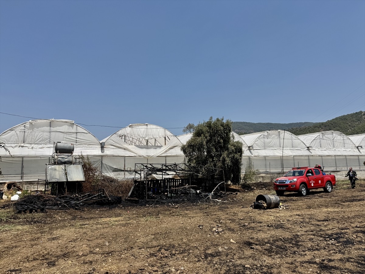 Muğla'nın Fethiye ilçesinde otluk alanda çıkan yangın, itfaiye ekiplerinin müdahalesiyle...