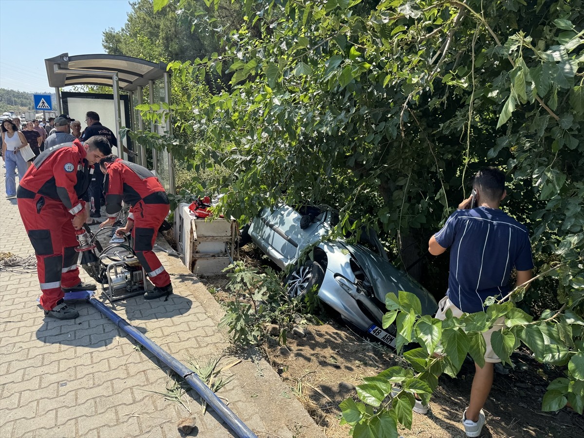 Muğla'nın Fethiye ilçesinde otomobilin şarampole devrilmesi sonucu 1'i çocuk 2 kişi hayatını...