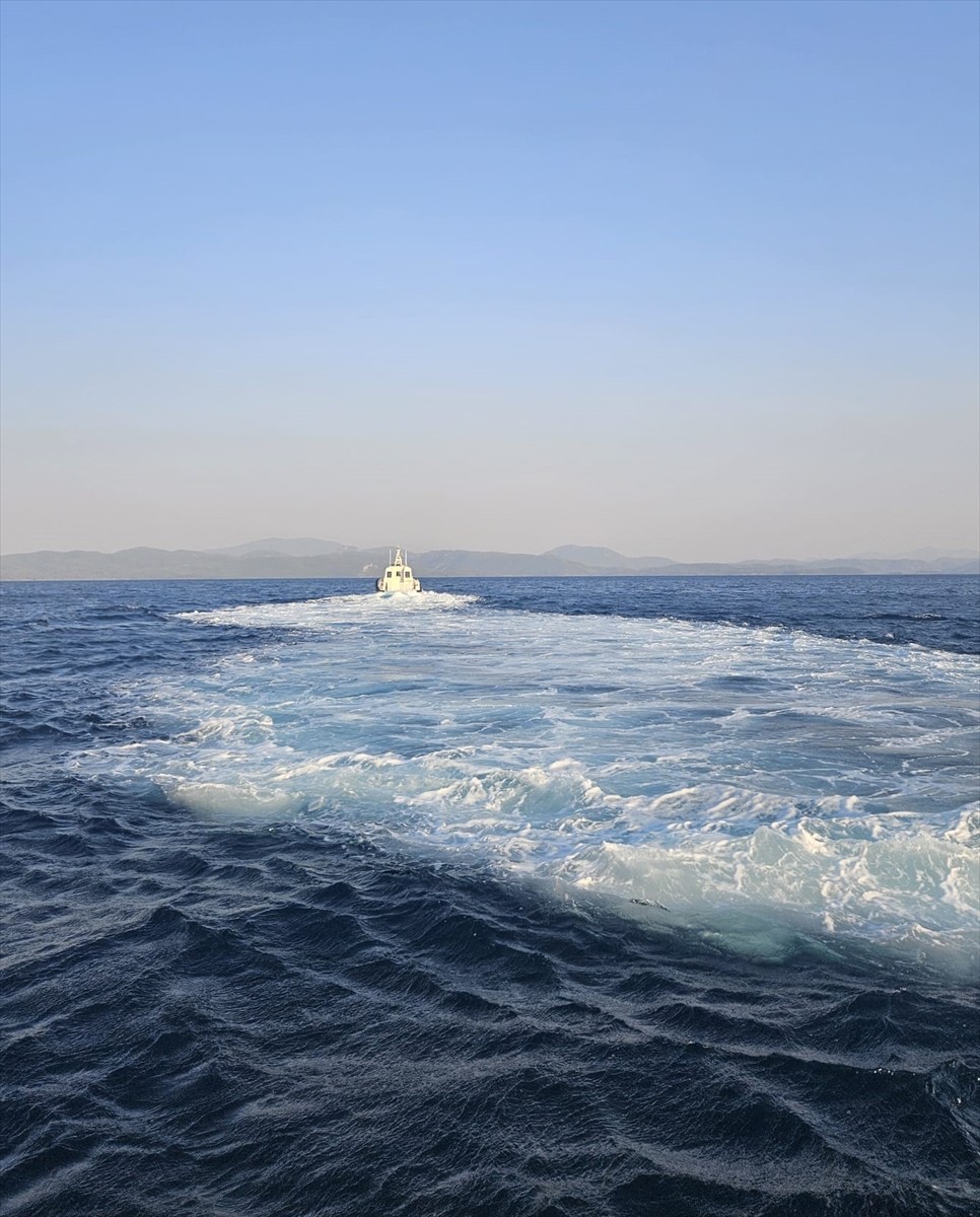 Muğla'nın Menteşe ilçesinde kürek sörfü ile denize açılan iki kişiden biri kayboldu. Bölgede arama...