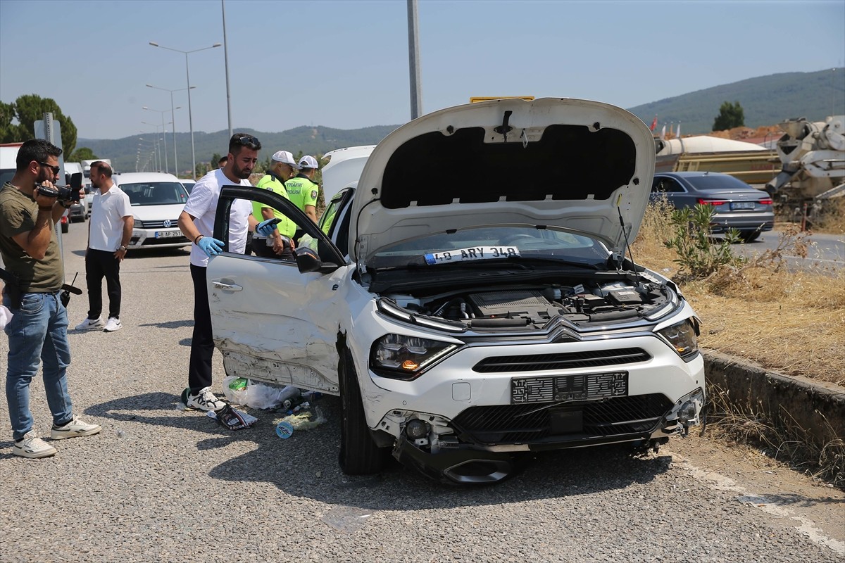 Muğla'nın Menteşe ilçesinde polisin "dur" ihtarına uymayarak kaçtıktan sonra 5 polis aracına...