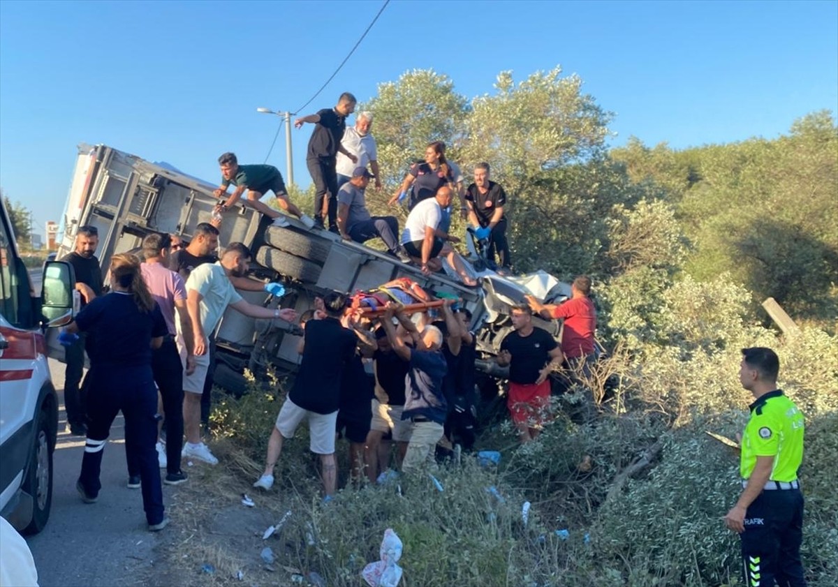 Muğla'nın Milas ilçesinde devrilen kamyonetin sürücüsü öldü, 1 kişi yaralandı. Bölgeye polis...