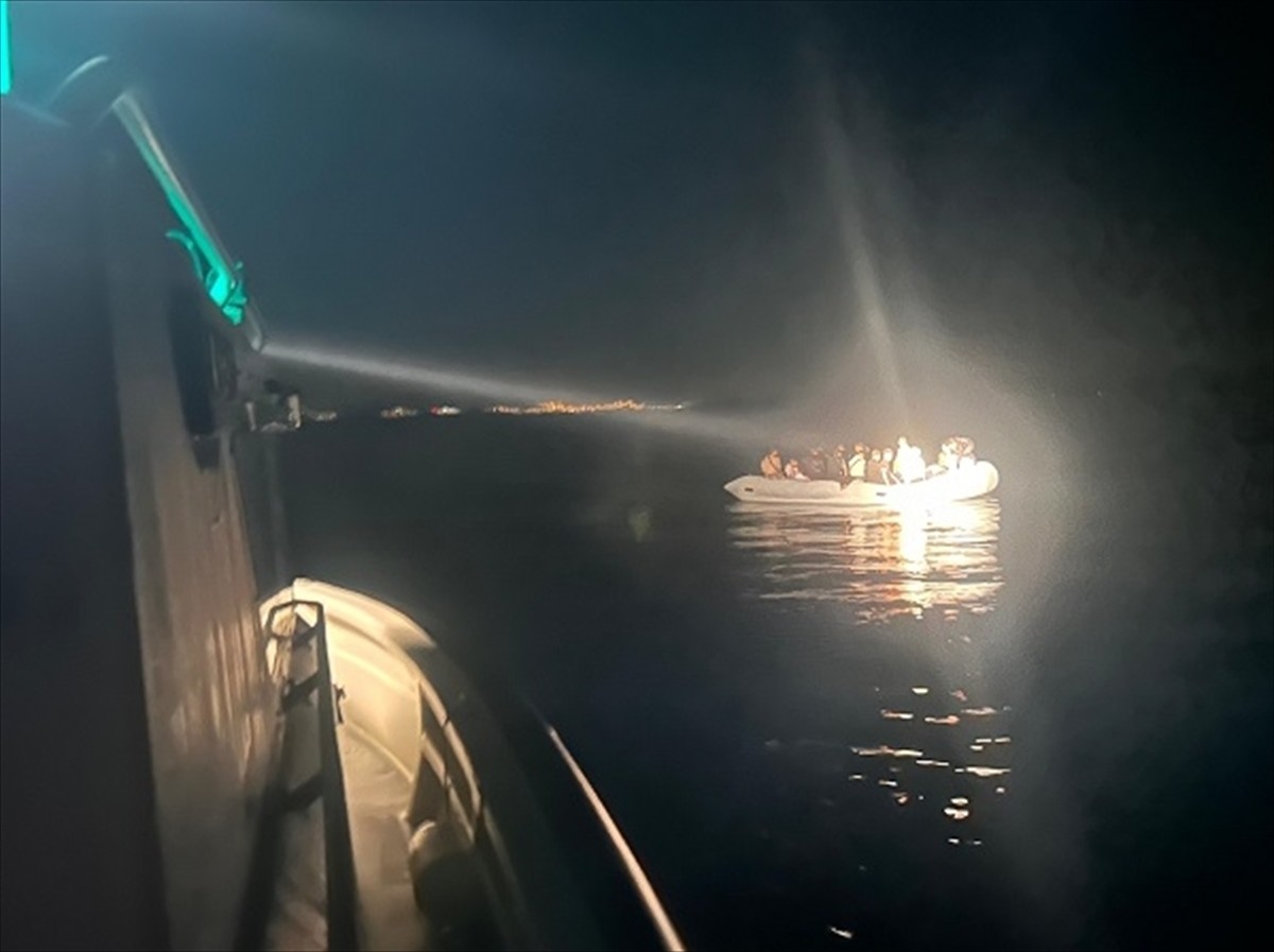 Muğla'nın Milas ve Datça ilçeleri açıklarında 42 düzensiz göçmen kurtarıldı, göçmen kaçakçısı...