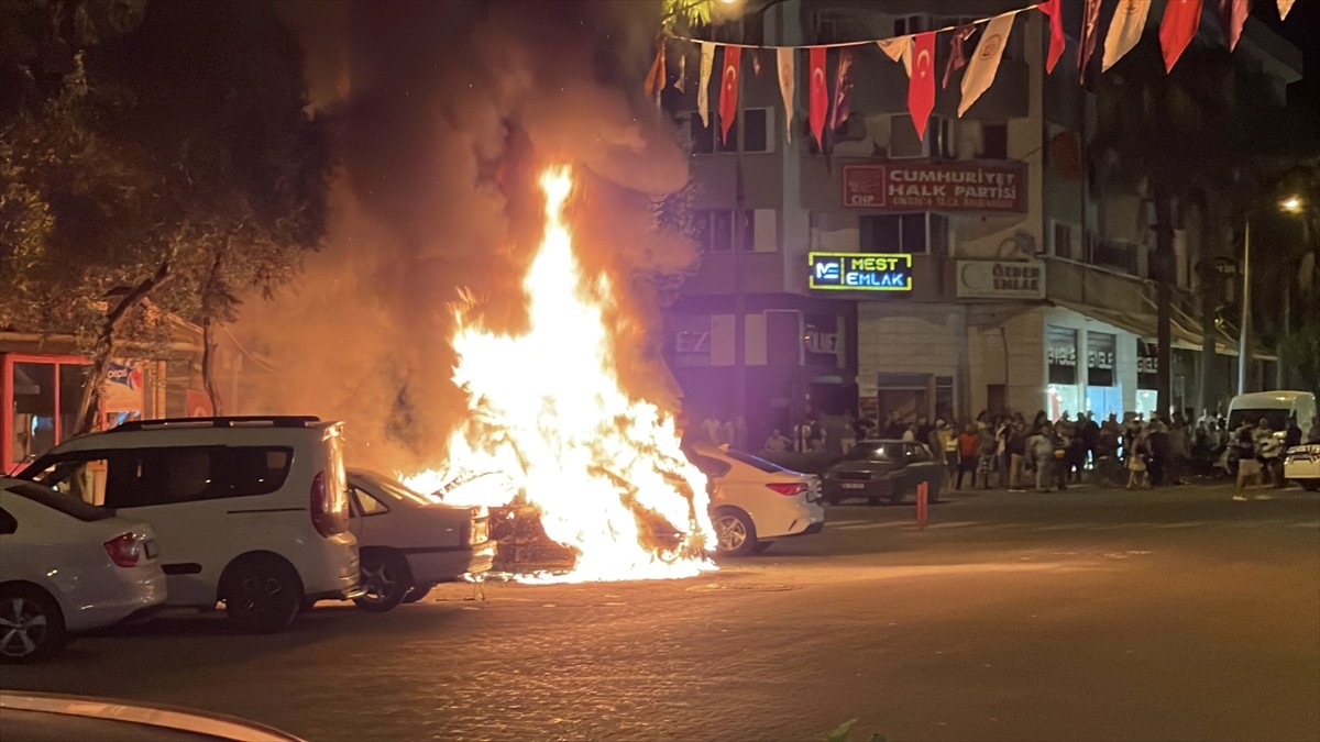 Muğla'nın Ortaca ilçesinde park halindeki iki otomobil ve bir elektrikli bisiklette çıkan yangın...