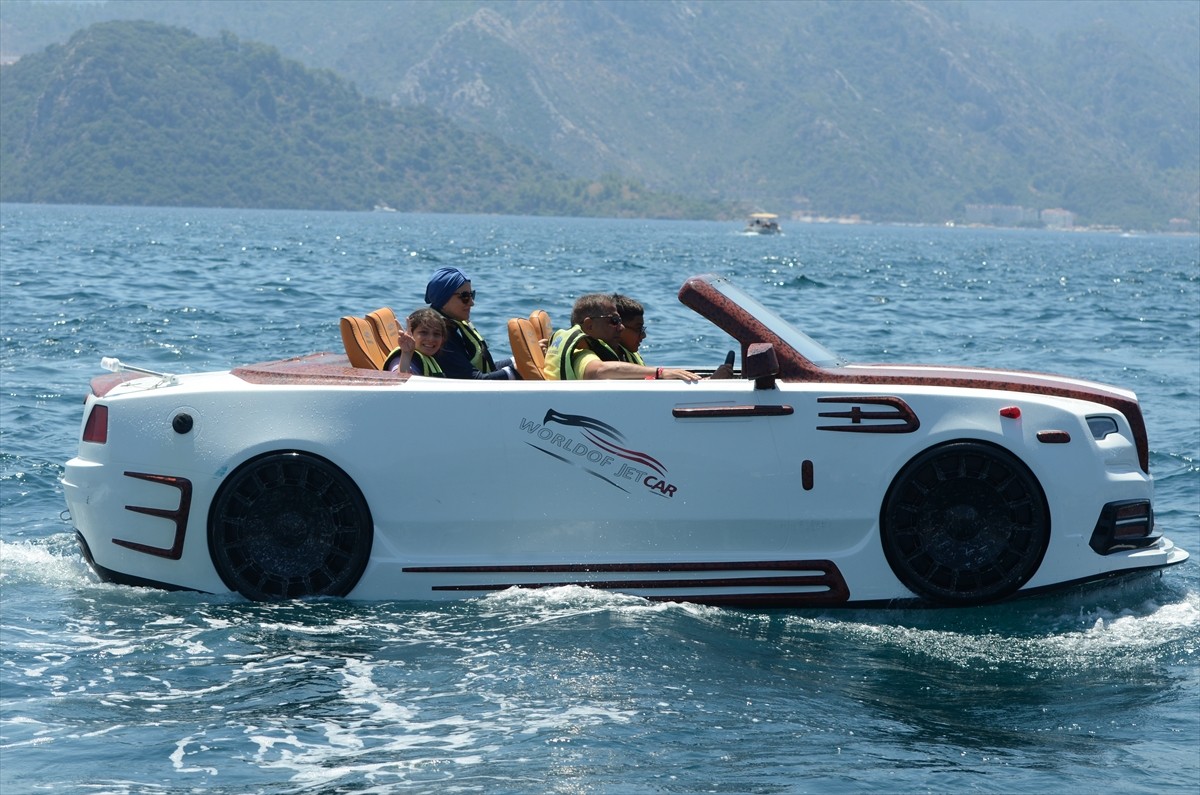 Muğla'nın turistik ilçelerindeki sahillerde sıcak hava nedeniyle yoğunluk oluştu. Marmaris'te...