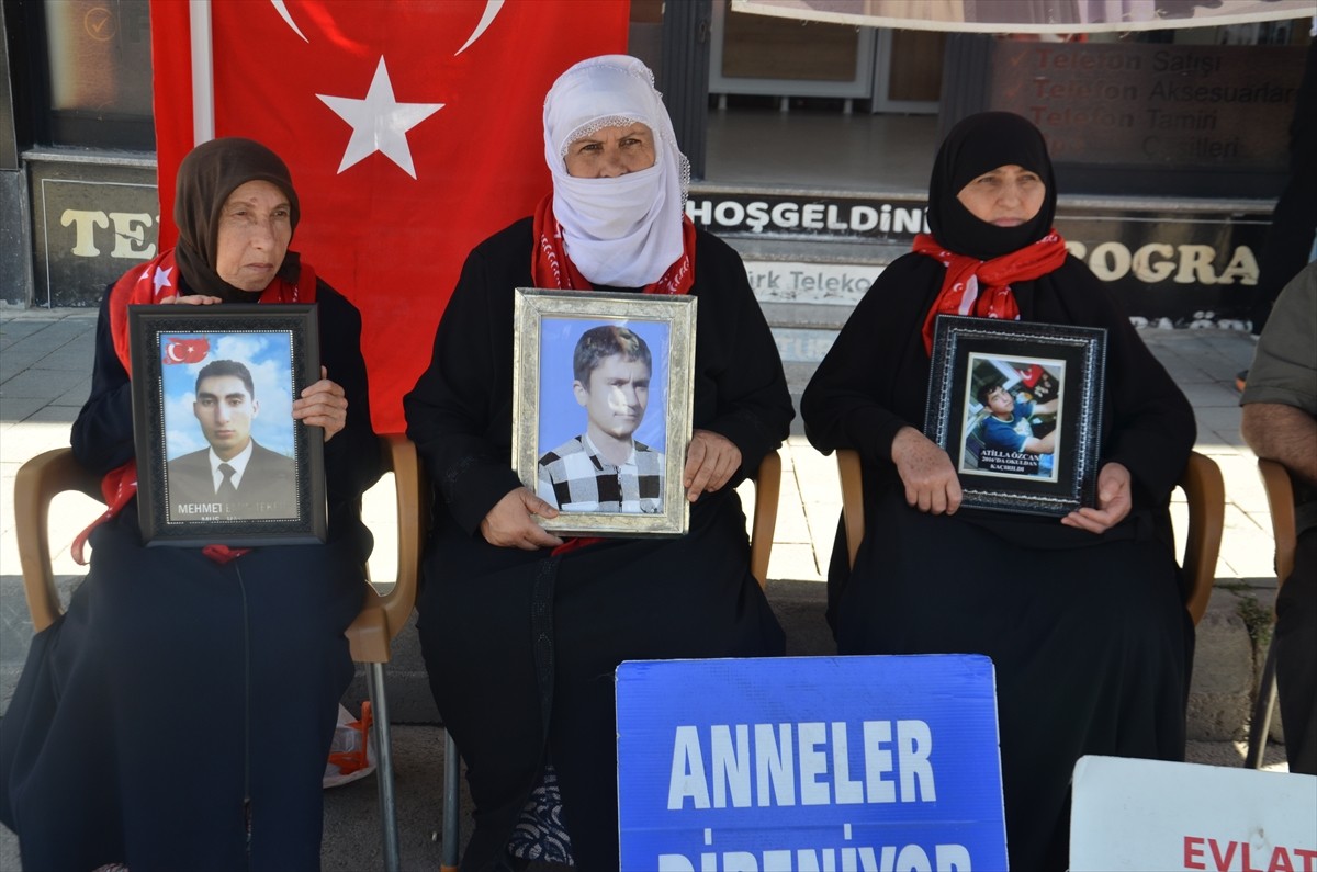 Muş'ta çocuklarının terör örgütü PKK tarafından dağa götürülmesinden DEM Parti'yi sorumlu tutan...