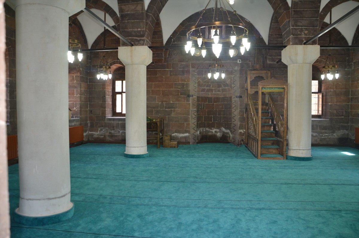 Muş'ta Vakıflar Bölge Müdürlüğünce restorasyon çalışması başlatılan Murat Paşa Camisi yeniden...