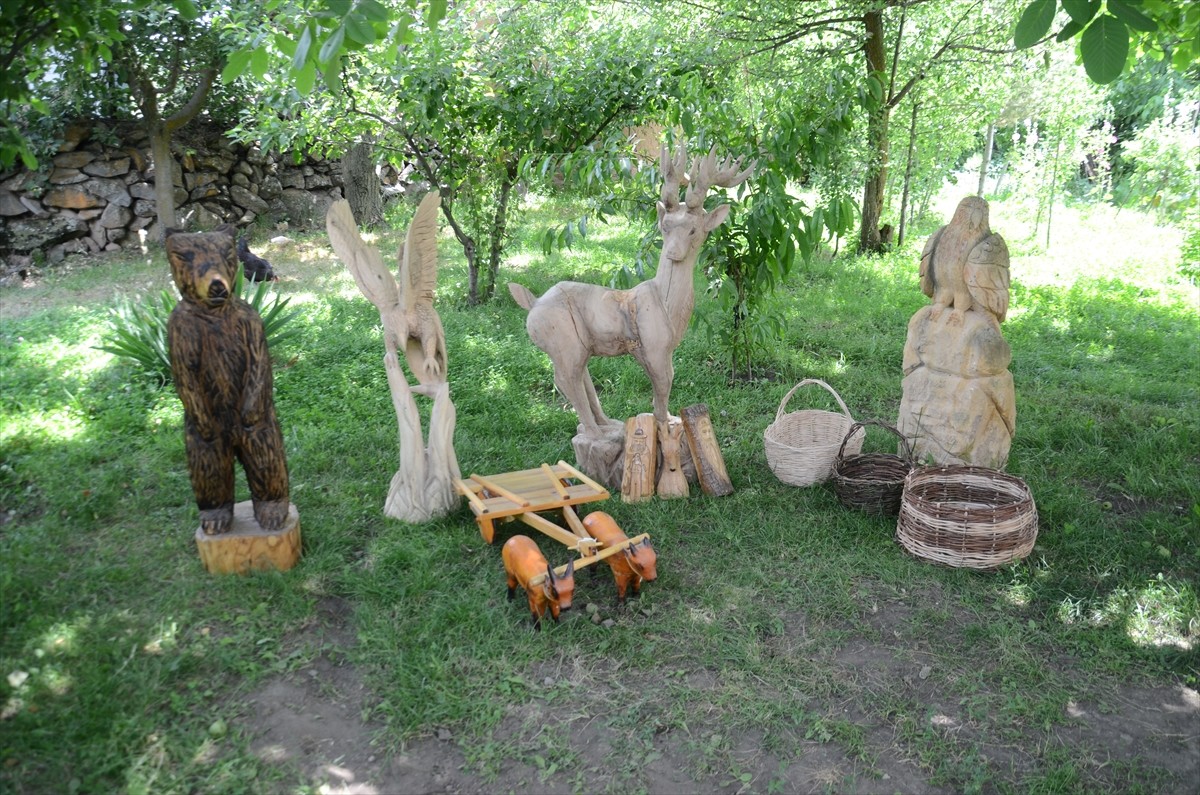  Muş'un Varto ilçesinde yaşayan 50 yaşındaki Turabi Yoloğlu, kuruyan ağaç dalları ve kireç...