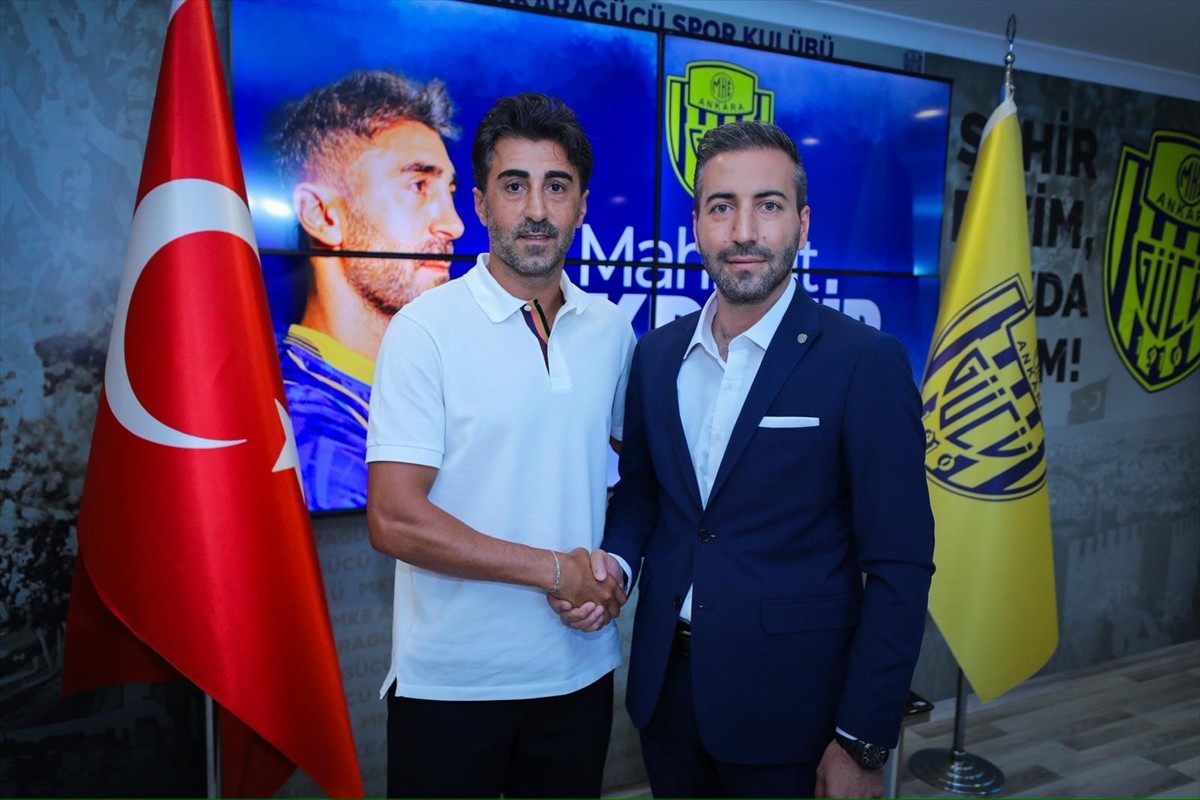 Nesine 2. Lig ekiplerinden MKE Ankaragücü, Mahmut Tekdemir (solda) ile 1 yıllık yeni sözleşme...
