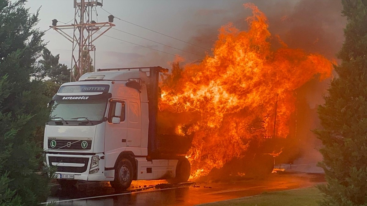 Nevşehir'de, seyir halindeyken alev alan tırın dorsesi kullanılamaz hale geldi. İhbar üzerine...