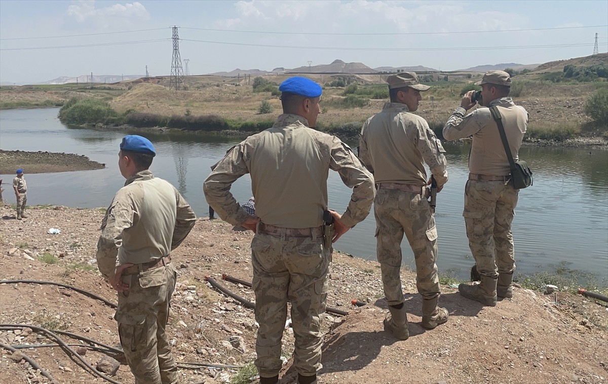 Nevşehir'in Gülşehir ilçesinde, Kızılırmak'ta kaybolan kişi için arama kurtarma çalışması...