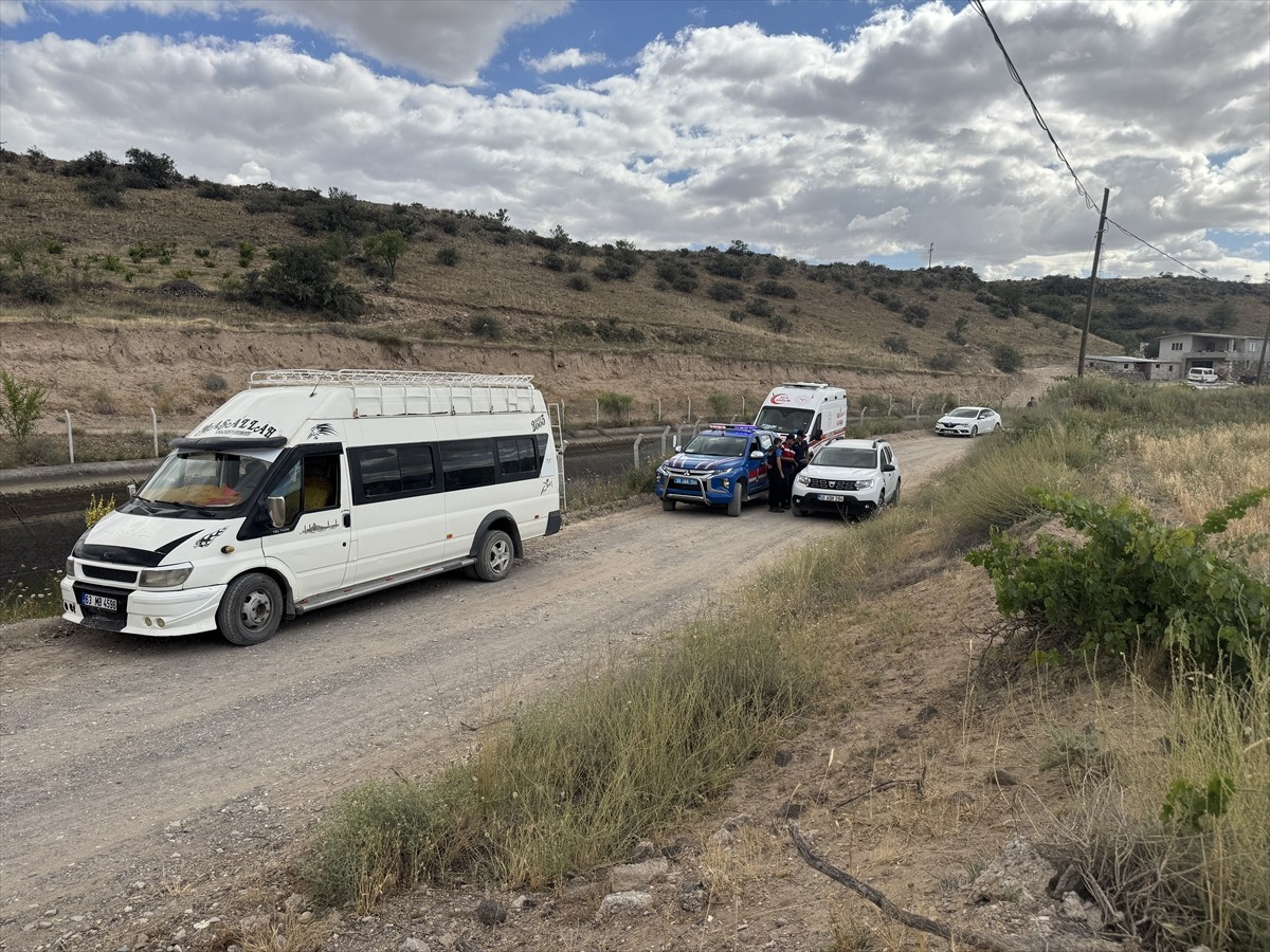 Nevşehir'in Gülşehir ilçesinde saman yüklü römorkun yan yatması sonucu sulama kanalına düşen 4...