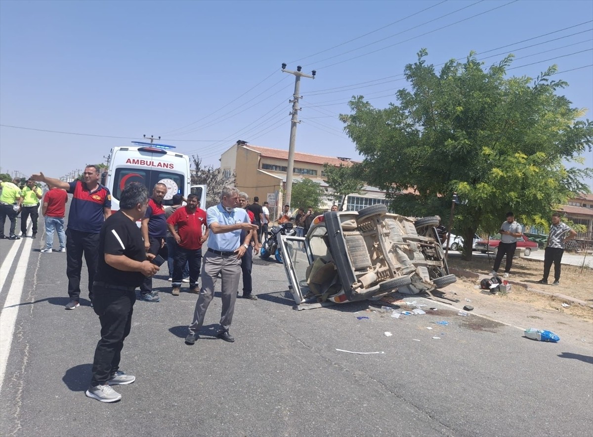 Nevşehir'in Kozaklı ilçesinde otomobille motosikletin çarpışması sonucu biri ağır 3 kişi...