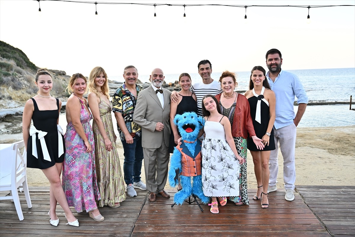 Nisan Aktaş, Ceyda Ateş, Buğra Toplusoy ve Derya Alabora'nın rol aldığı "Kuki: Oyuncağım Konuştu"...