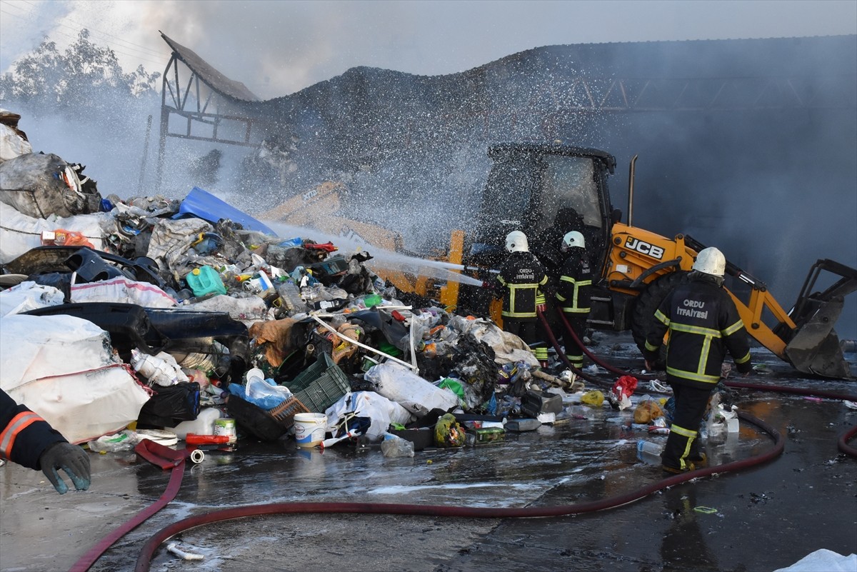 Ordu'nun Altınordu ilçesinde geri dönüşüm tesisinde çıkan yangın ekiplerin müdahalesiyle...