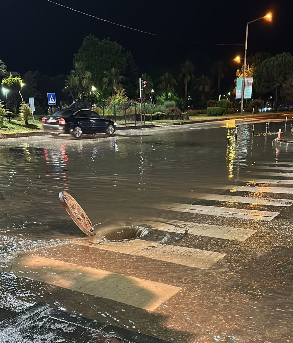 Ordu'nun Fatsa ilçesinde sağanak, su baskınlarına yol açtı.