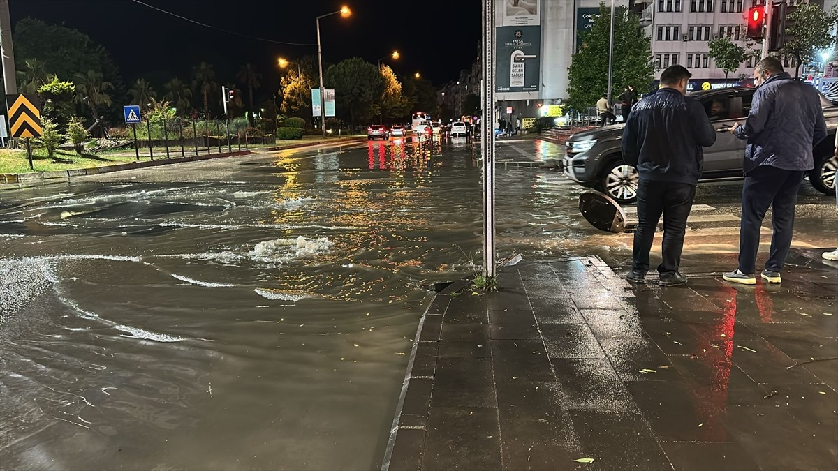Ordu'nun Fatsa ilçesinde sağanak, su baskınlarına yol açtı.