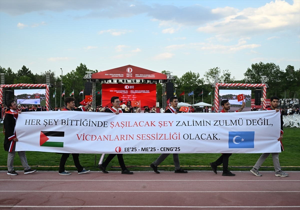 Orta Doğu Teknik Üniversitesi'nde (ODTÜ) düzenlenen 2024-2025 akademik yıl mezuniyet töreninde, 3...