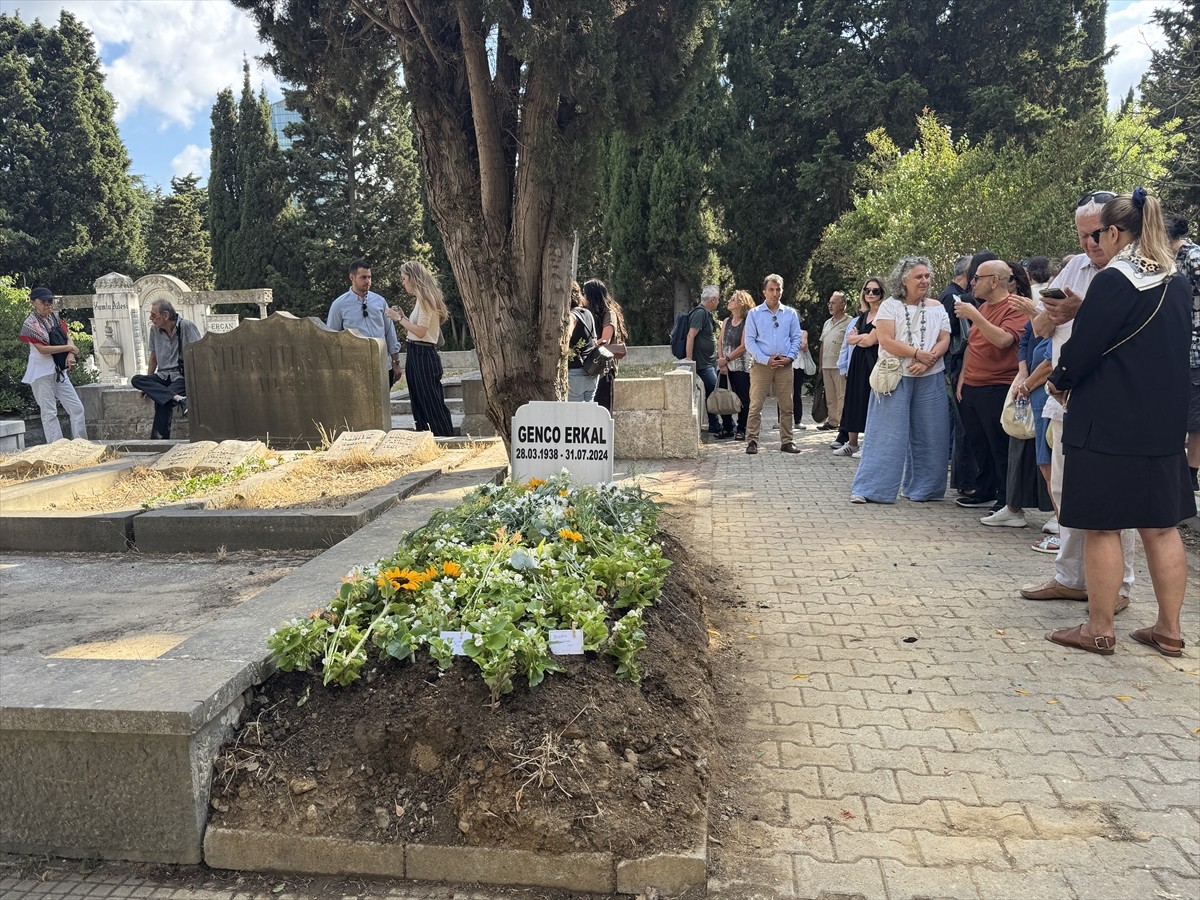 Oyuncu Genco Erkal vefatının 1. yılında Zincirlikuyu Mezarlığı'ndaki kabri başında anıldı. Türk...