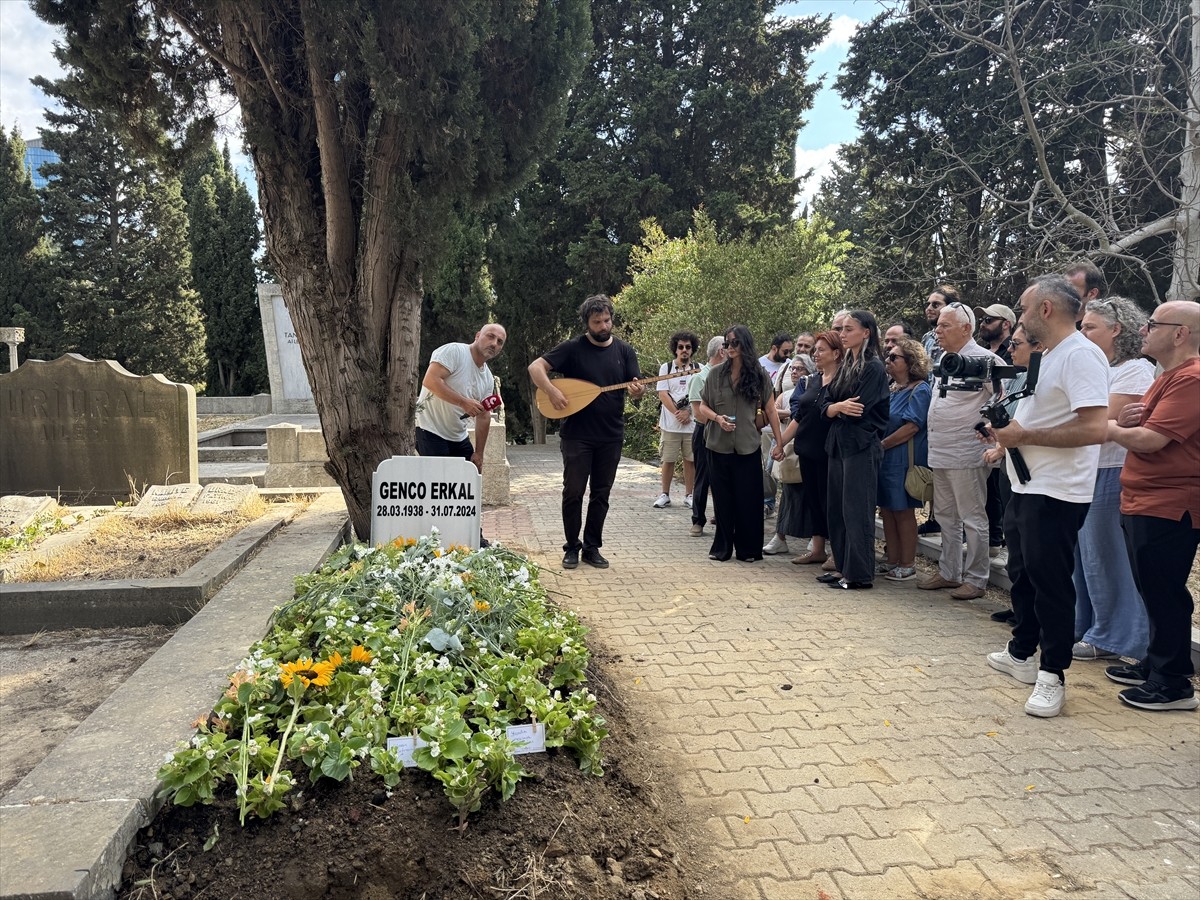 Oyuncu Genco Erkal vefatının 1. yılında Zincirlikuyu Mezarlığı'ndaki kabri başında anıldı. Türk...