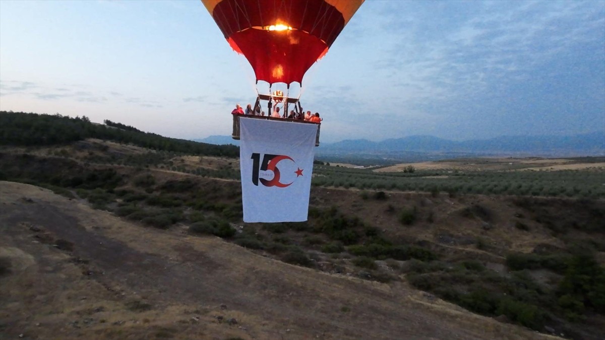 Pamukkale'de sıcak hava balonları, 15 Temmuz Demokrasi ve Milli Birlik Günü dolayısıyla Türk...