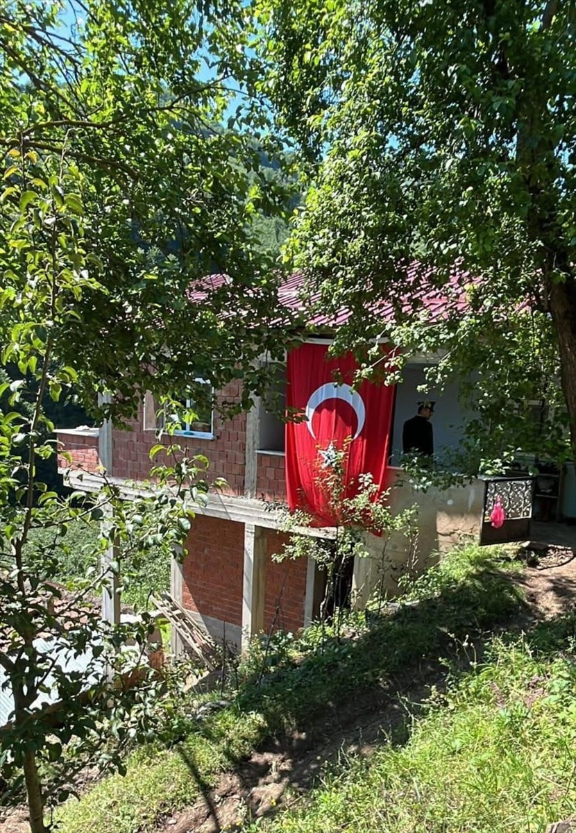 Pençe-Kilit Harekat bölgesinde bir mağarada arama tarama faaliyeti sırasında metan gazına maruz...