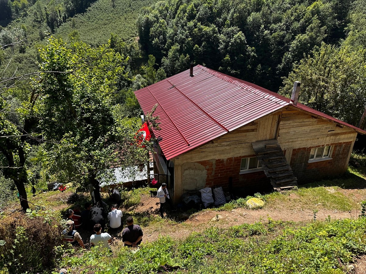 Pençe-Kilit Harekat bölgesinde bir mağarada arama tarama faaliyeti sırasında metan gazına maruz...