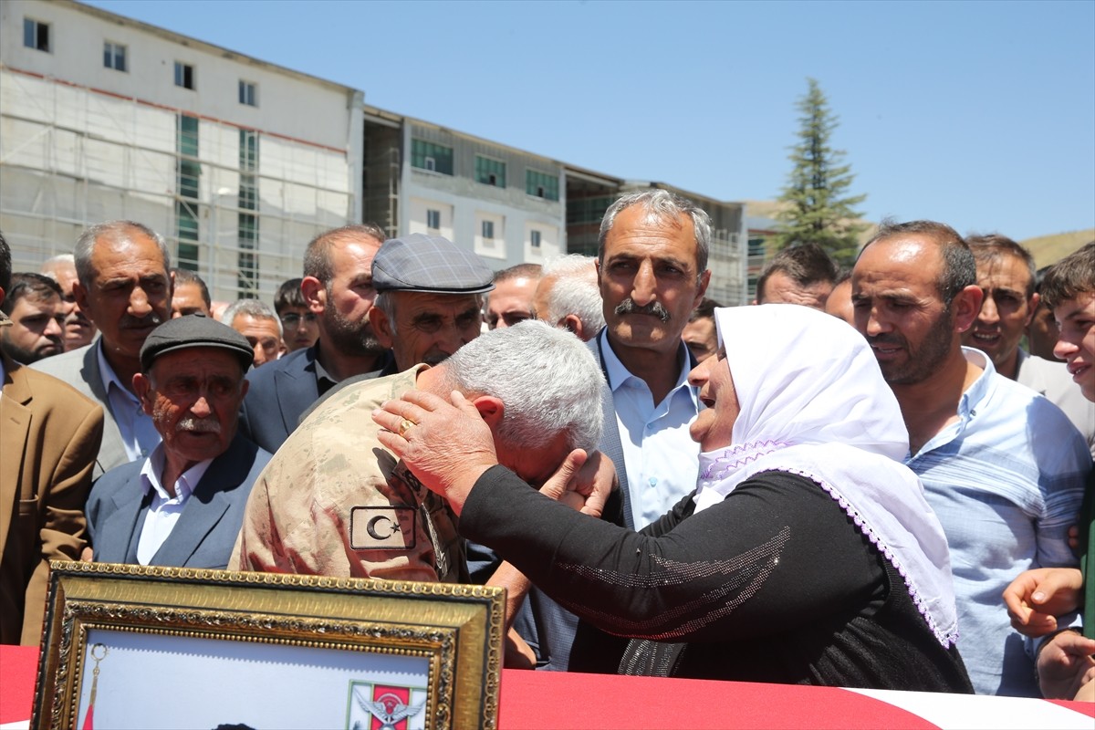 Pençe-Kilit Harekatı bölgesinde terör örgütü mensuplarınca kullanılan mağaradaki arama tarama...