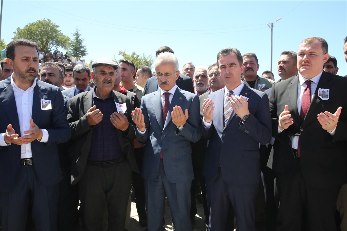 Pençe-Kilit Harekatı bölgesinde terör örgütü mensuplarınca kullanılan mağaradaki arama tarama...