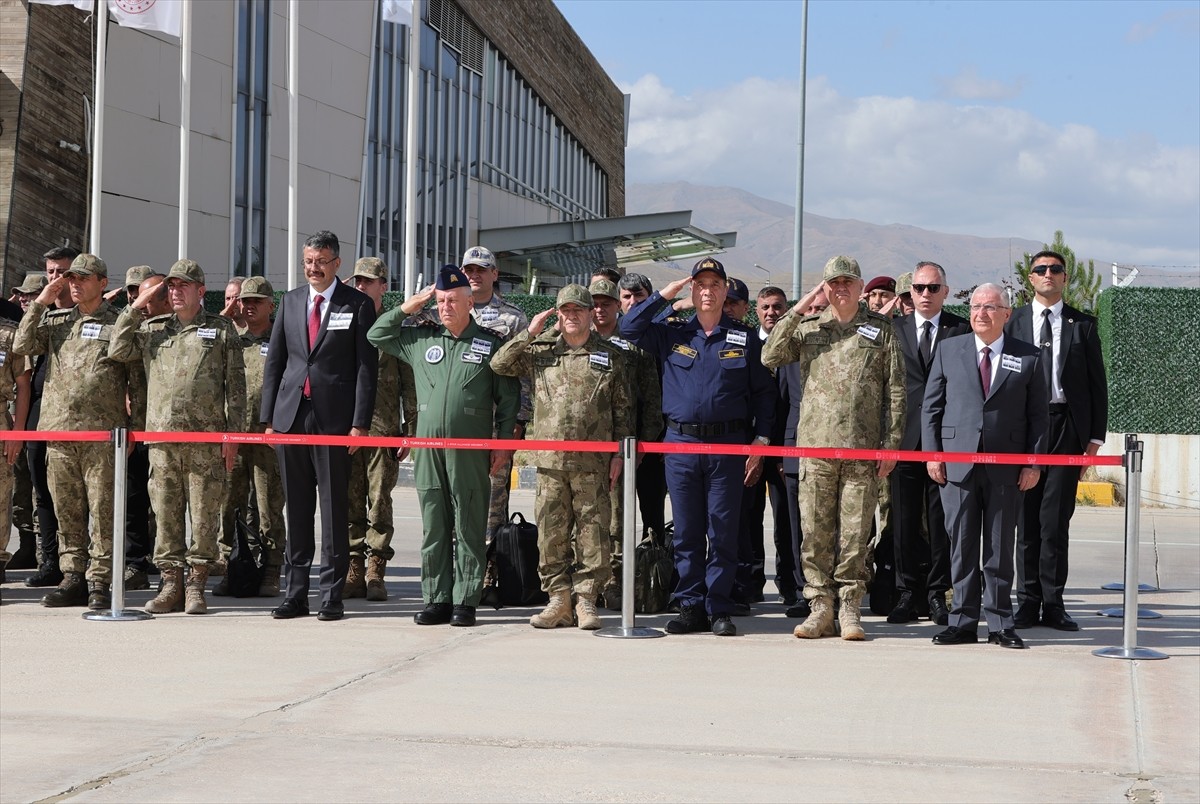 Pençe-Kilit Harekatı bölgesinde terör örgütü tarafından kullanılan bir mağarada yürütülen arama...