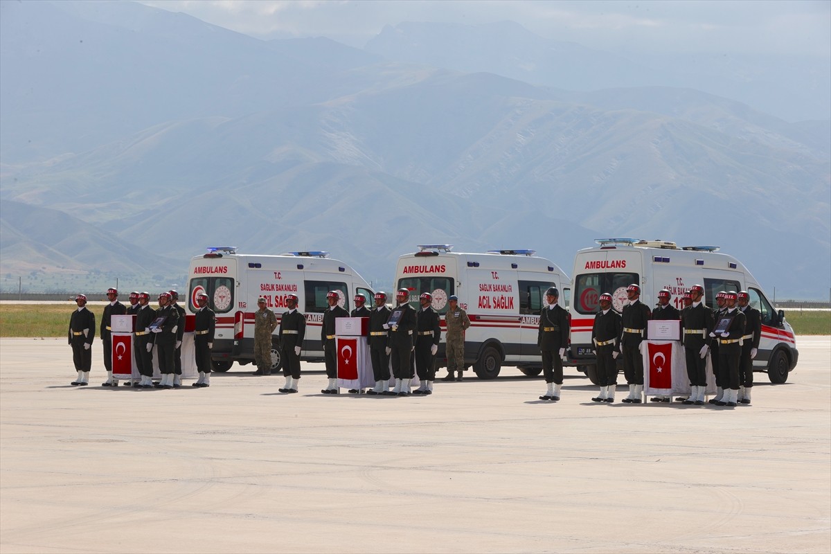 Pençe-Kilit Harekatı bölgesinde terör örgütü tarafından kullanılan bir mağarada yürütülen arama...