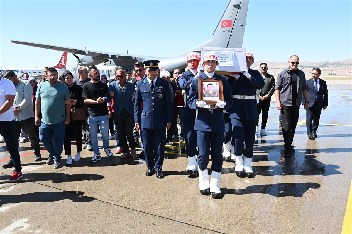 Pençe-Kilit Harekatı bölgesinde terör örgütü tarafından kullanılan bir mağarada yürütülen arama...