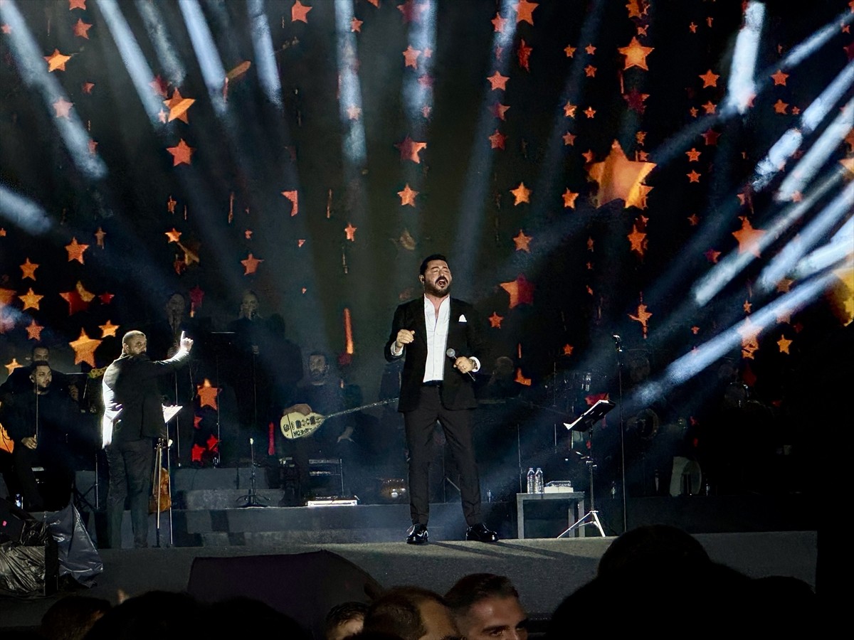 "Trabzon Kültür Yolu Festivali" etkinlikleri kapsamında,  Fuar Merkezi'nde düzenlenen konserde...