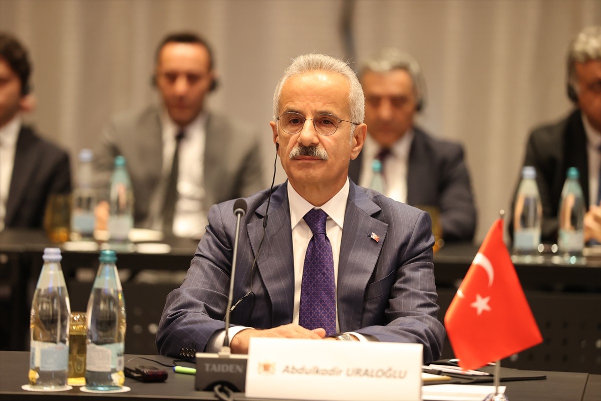 Resmi temaslarda bulunmak üzere Gürcistan'ın başkenti Tiflis'e gelen Ulaştırma ve Altyapı Bakanı...