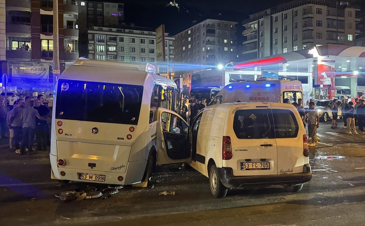 Rize'de minibüs ile hafif ticari aracın çarpışması sonucu 10 kişi yaralandı.