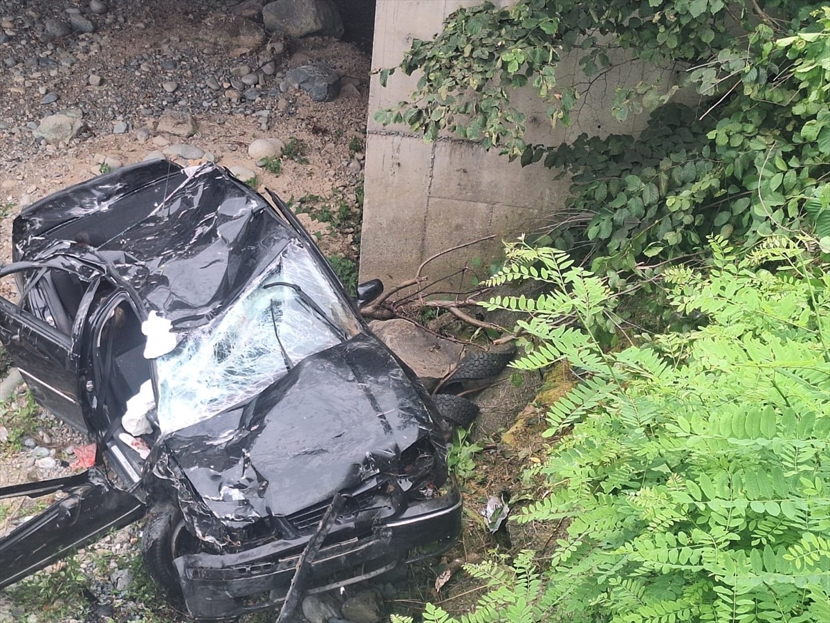 Rize'nin Fındıklı ilçesinde iki otomobilin çarpışması sonucu 1 kişi öldü, 8 kişi...