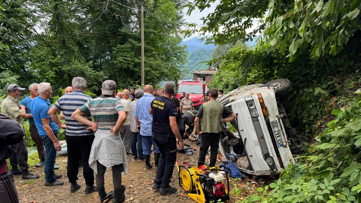 Rize'nin Pazar ilçesinde çay toplamaya gidenleri taşıyan panelvanın devrilmesi sonucu 2 kişi öldü...