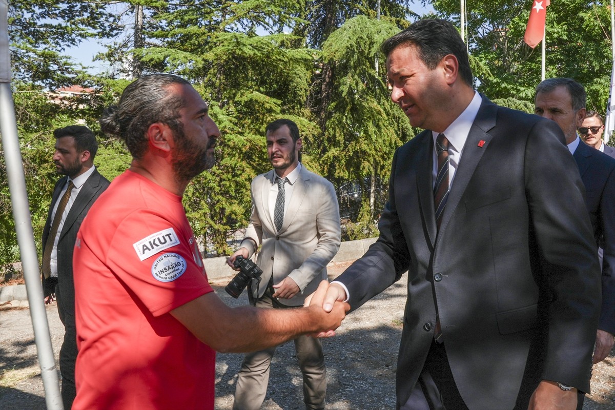 Saadet Partisi Genel Başkanı Mahmut Arıkan (sağda), Eskişehir'in Seyitgazi ilçesindeki orman...