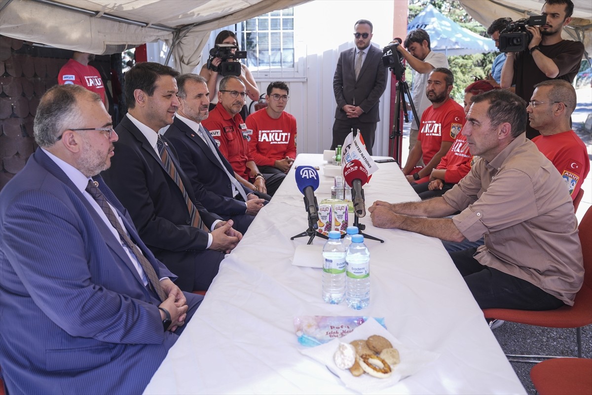 Saadet Partisi Genel Başkanı Mahmut Arıkan (sağda), Eskişehir'in Seyitgazi ilçesindeki orman...