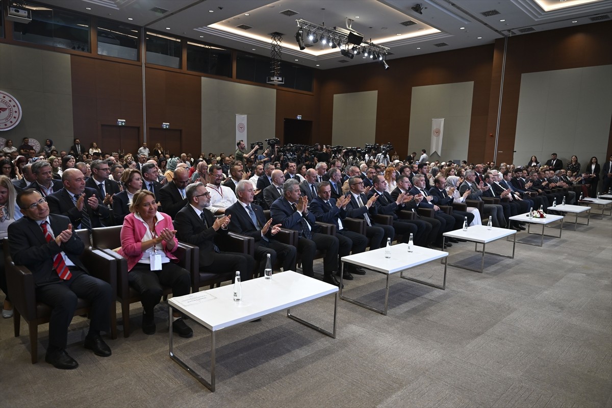 Sağlık Bakanı Kemal Memişoğlu (sağ 4) ve AK Parti Grup Başkanvekili Leyla Şahin Usta (sol 3)...