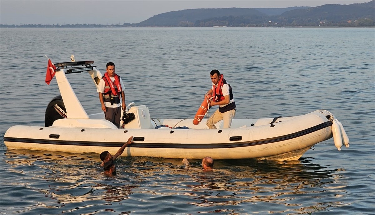 Sakarya'da Rüstempaşa Mahallesi mevkisinde Sapanca Gölü'ne giren 21 yaşındaki genç boğuldu....