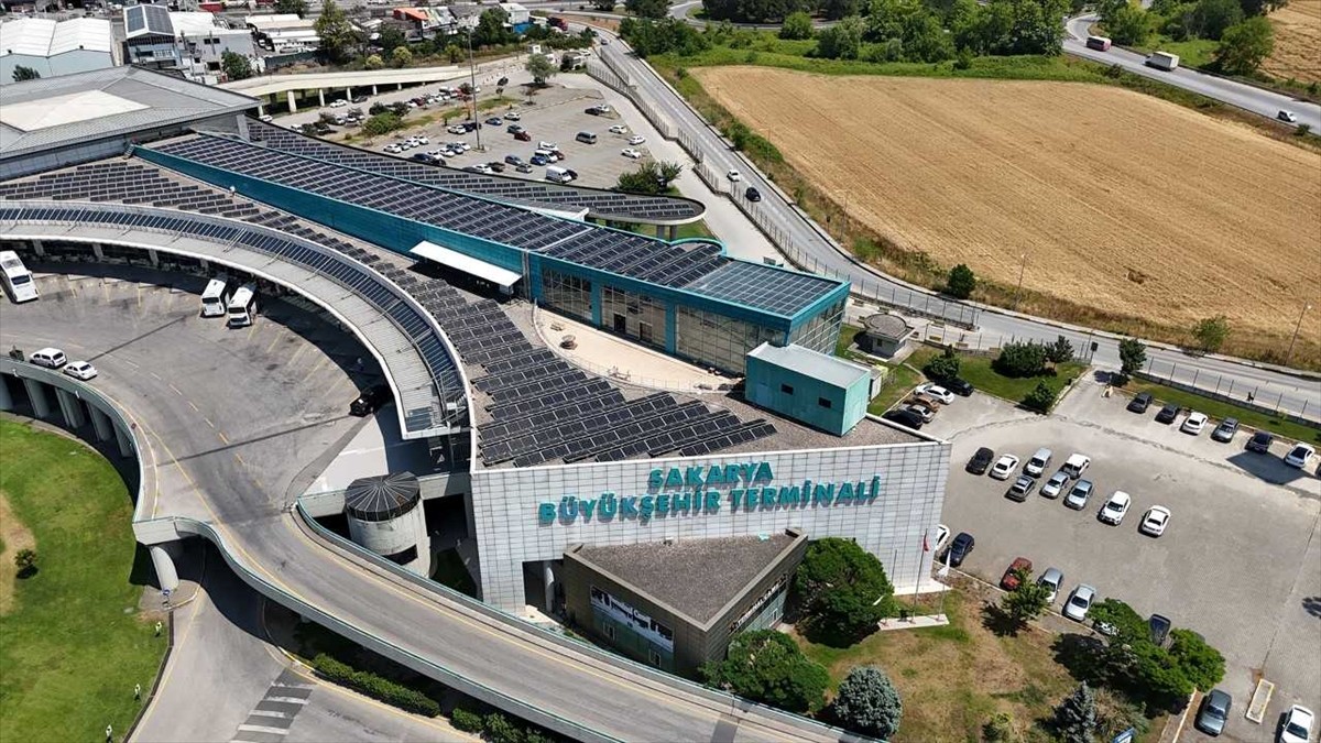 Sakarya'da şehirlerarası otobüs terminalinin çatısında devreye alınan Güneş Enerji Santrali ile 20...