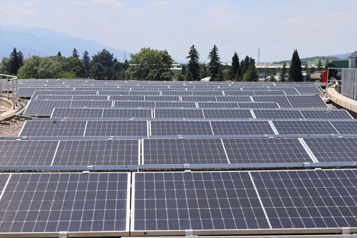 Sakarya'da şehirlerarası otobüs terminalinin çatısında devreye alınan Güneş Enerji Santrali ile 20...