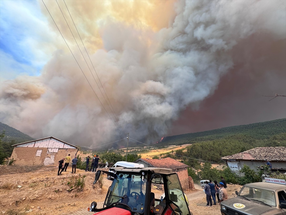 Sakarya'nın Geyve ilçesindeki ormanlık alanda çıkan yangın, Bilecik tarafına sıçradı. Sakarya'nın...