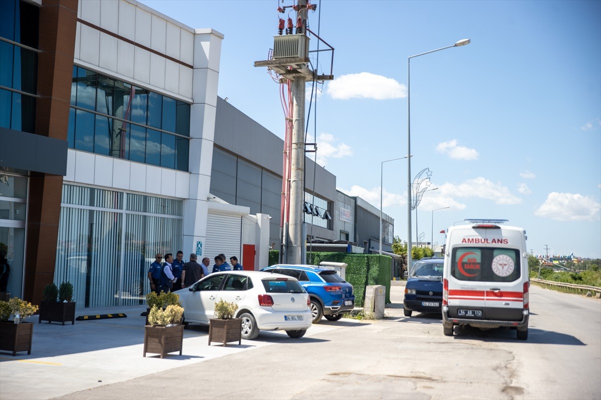 Sakarya'nın Serdivan ilçesinde bir iş yerinin asma tavanının çökmesi sonucu 3 kişi yaralandı....