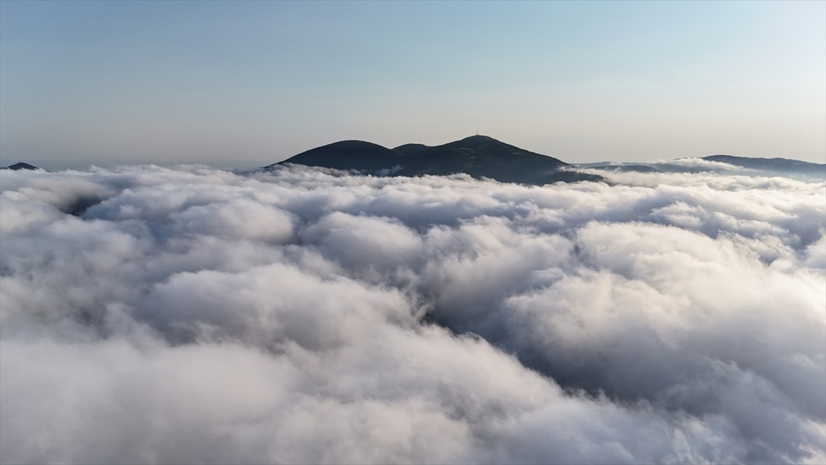 Samsun'un Alaçam ilçesinde yer alan 1650 rakımlı Dürtmen Dağı'nda oluşan "sis denizi", dronla...