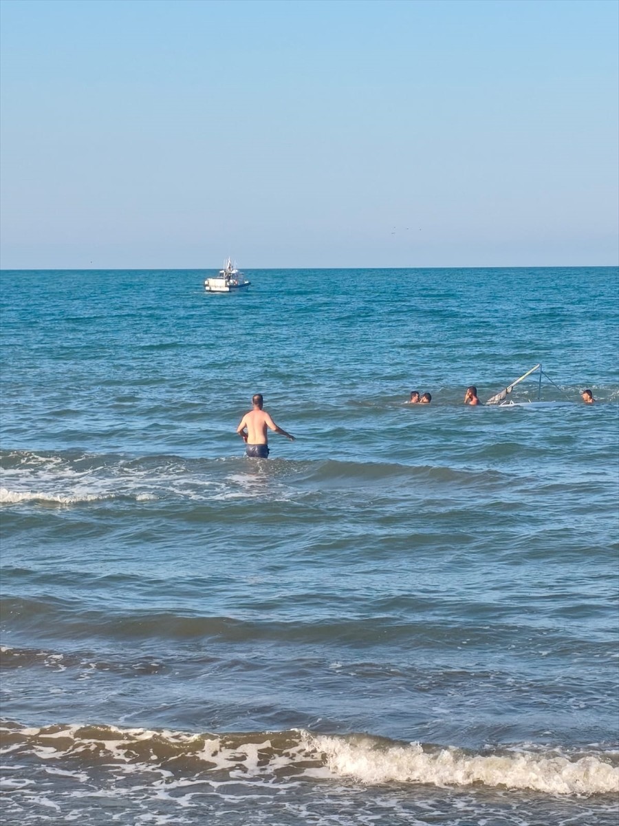 Samsun'un Atakum ilçesi açıklarında denizde alabora olan teknedeki 5 kişi kurtarıldı.