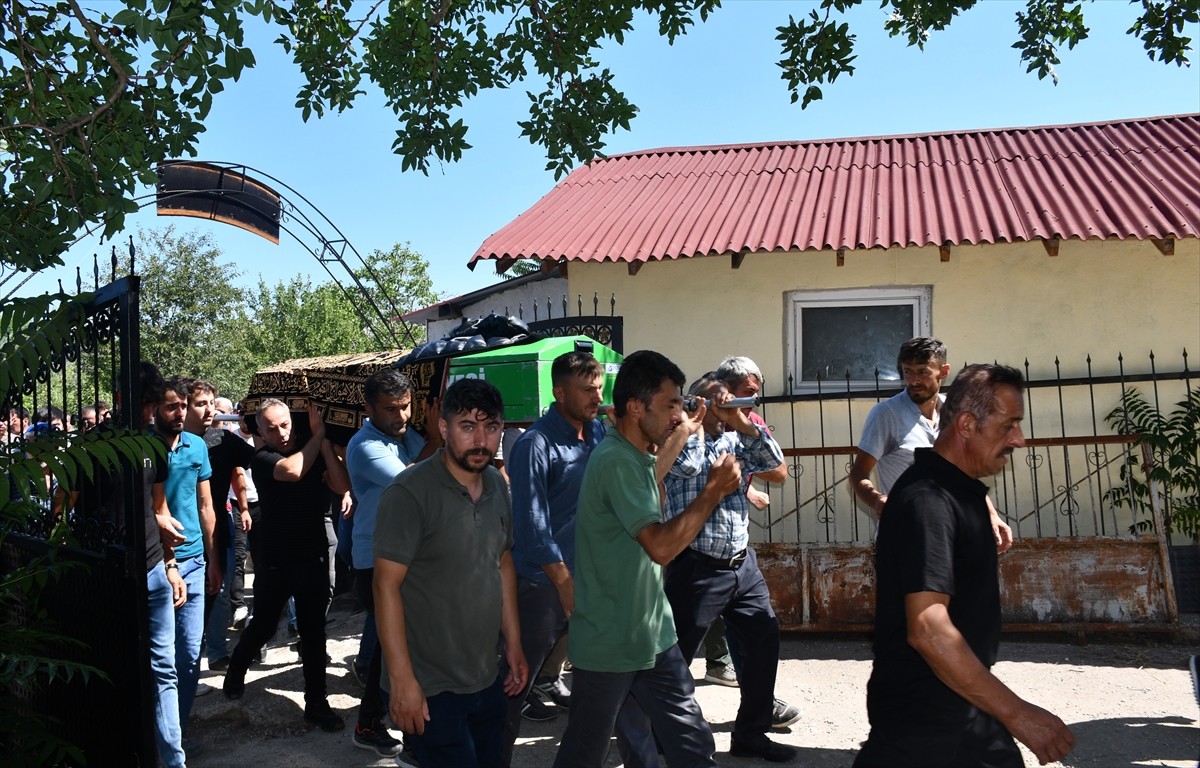 Samsun'un Vezirköprü ilçesinde serinlemek için girdikleri baraj gölünde boğulan 2 gencin cenazesi...