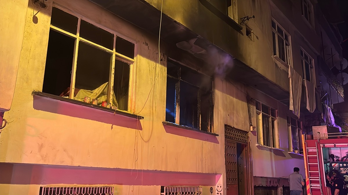 Samsun’un İlkadım ilçesinde 3 katlı binada çıkan yangında 3 kişi dumandan etkilendi.