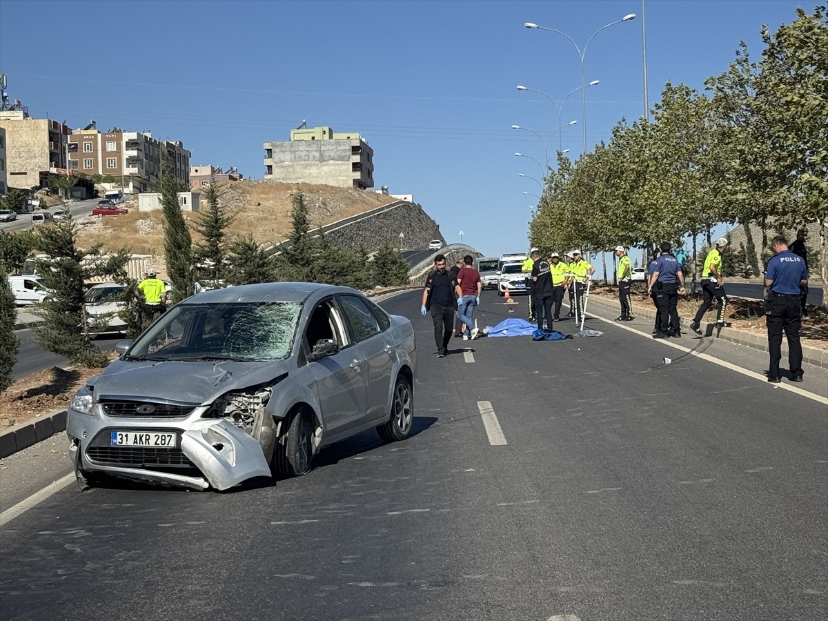 Şanlıurfa'nın Haliliye ilçesinde otomobilin çarptığı yaya hayatını kaybetti.