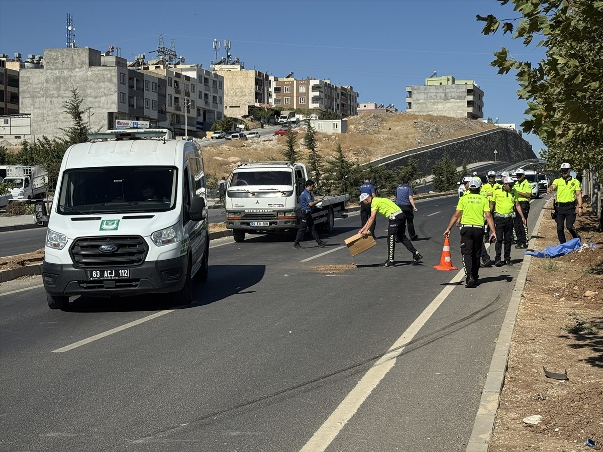 Şanlıurfa'nın Haliliye ilçesinde otomobilin çarptığı yaya hayatını kaybetti.
